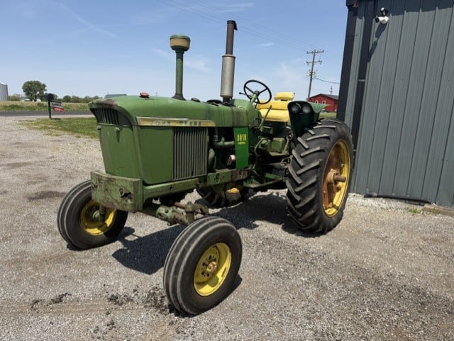 Kinze 850 grain cart on flotation tires